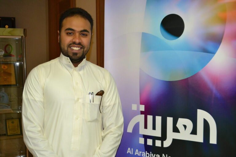 وائل طيب يقف أمام بنر قناة العربية داخل مبنى MBC