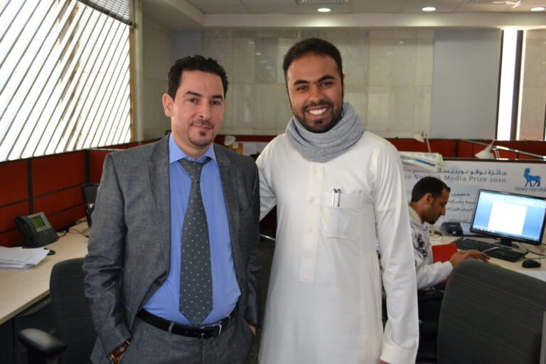 وائل طيب يقف مع زميله داخل مبى MBC