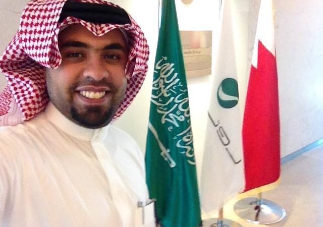 وائل طيب يقف بجانب العلم السعودي وعلم قناة روتانا في قناة العرب