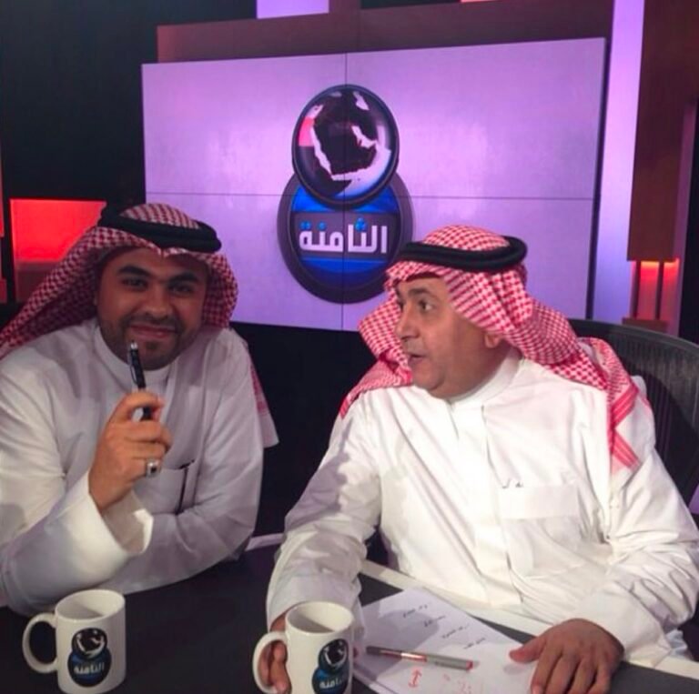 وائل طيب يضحك ويمازح داود الشريان داخل استديو برنامج الثامنة على قناة MBC